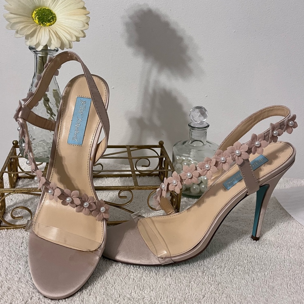 Betsy Johnson size 8.5 champagne dressy sandal